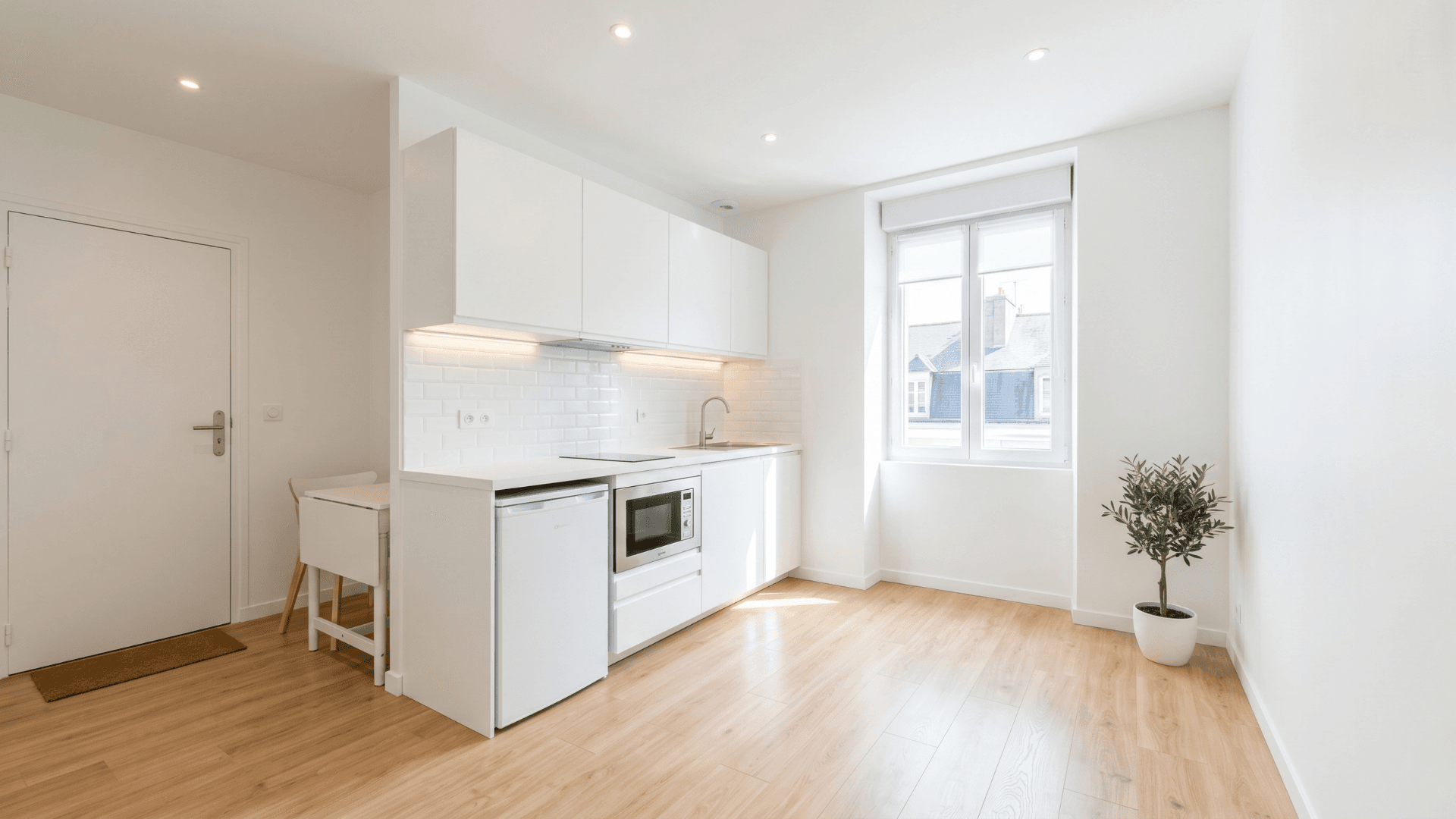 Studio — peinture, sol vinyle, kitchenette neuve